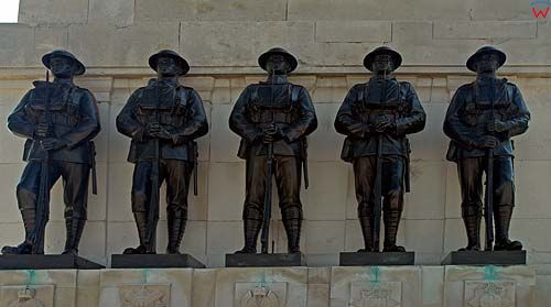 Londyn. Posągi żołnierzy na pomniku przy placu Horse Guards Parade